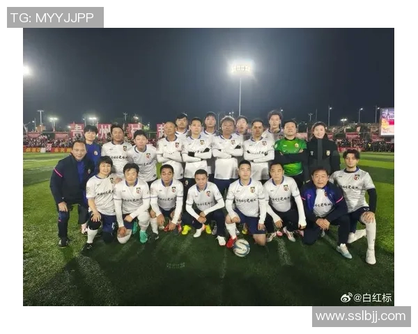 足球明星背影合影展现独特魅力与团队精神的精彩瞬间 足球明星背影合影展现独特魅力与团队精神的精彩瞬间