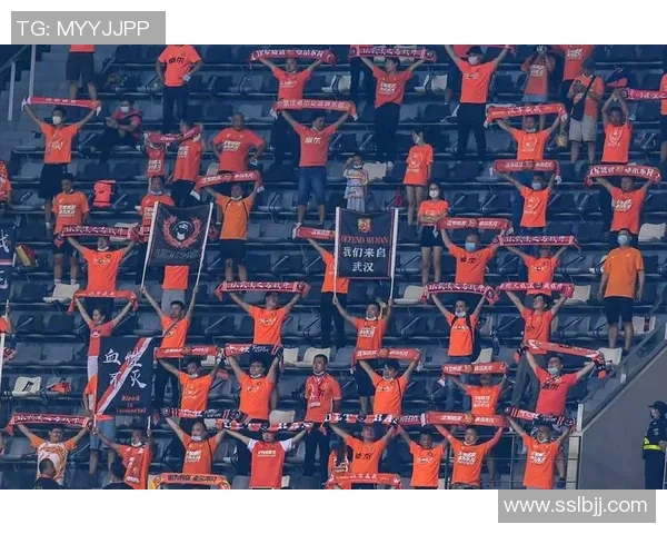 足球明星齐聚武汉激情对决点燃比赛日盛况 足球明星齐聚武汉激情对决点燃比赛日盛况